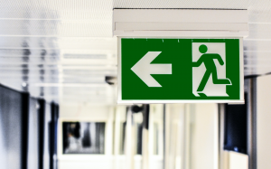 Como proceder em caso de uma evacuação de emergência?
